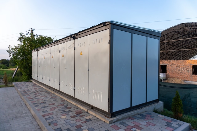 Sistema de almacenamiento energético industrial con baterías y equipamiento eléctrico BESS