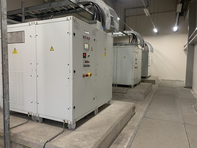 Baterías de condensadores industriales para corrección automática del factor de potencia en instalaciones eléctricas