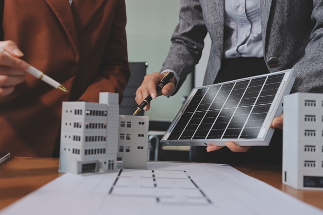 Asesoramiento cercano en proyecto de energía solar con explicación técnica personalizada