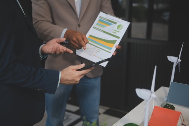 Consultoría y asesoría energética analizando consumos y eficiencia energética en instalaciones empresariales