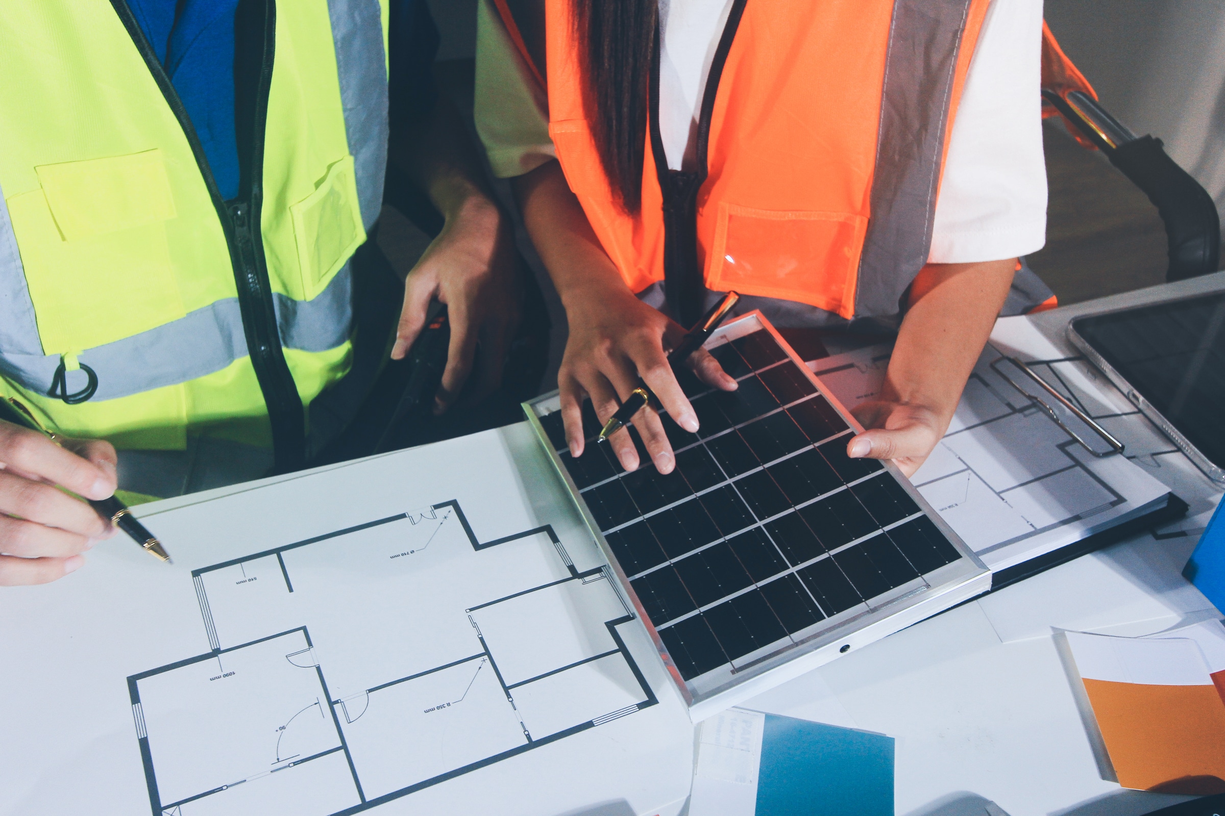 Ingenieros diseñando una instalación de energía solar para un proyecto de obra nueva y rehabilitación energética