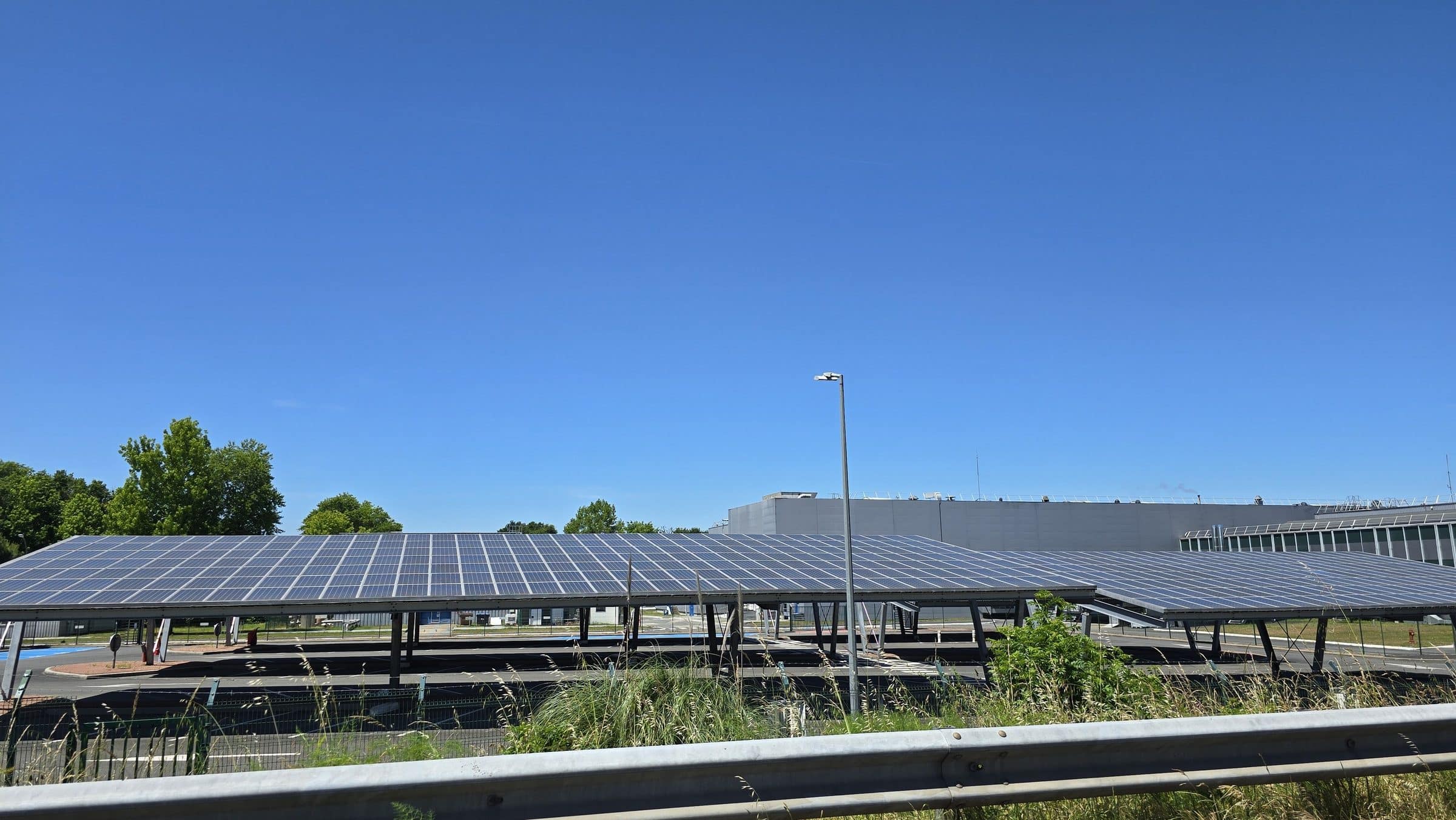 Instalación de paneles solares en aparcamiento del sector terciario para generación de energía renovable