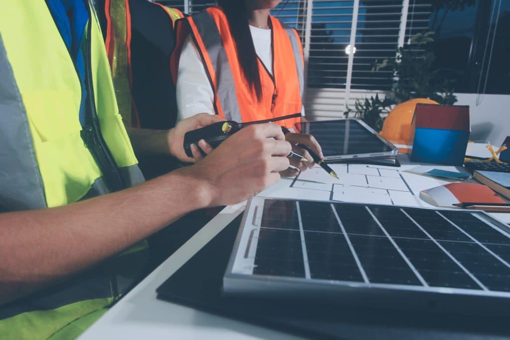 Equipo técnico de Presterm revisando y planificando una instalación de energía solar