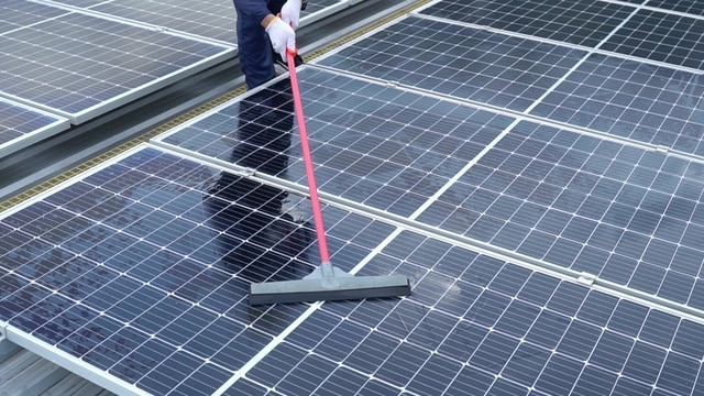 Inspección técnica previa a la limpieza profesional de placas fotovoltaicas para optimizar el rendimiento energético
