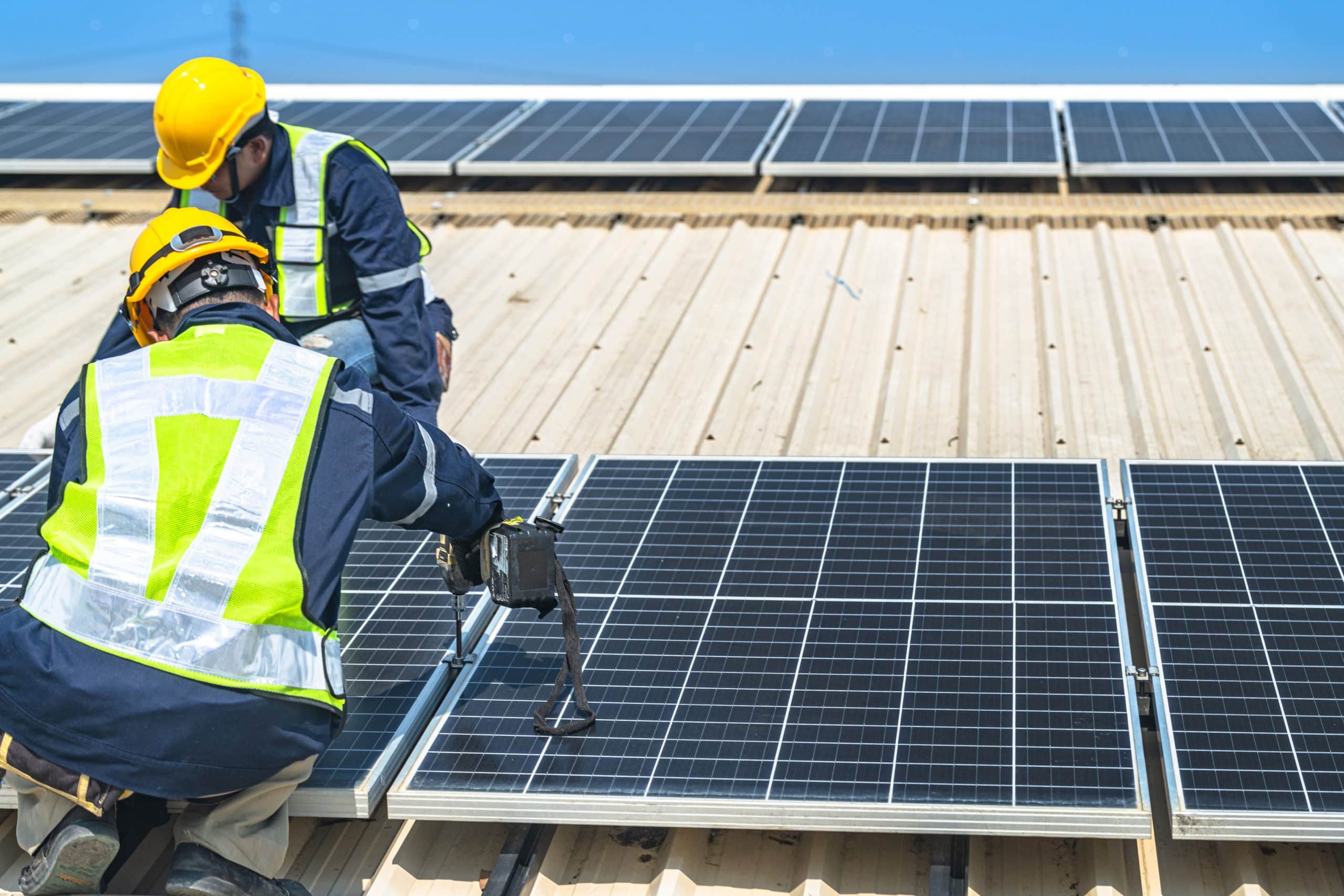 Instalación de placas fotovoltaicas para autoconsumo en cubierta industrial