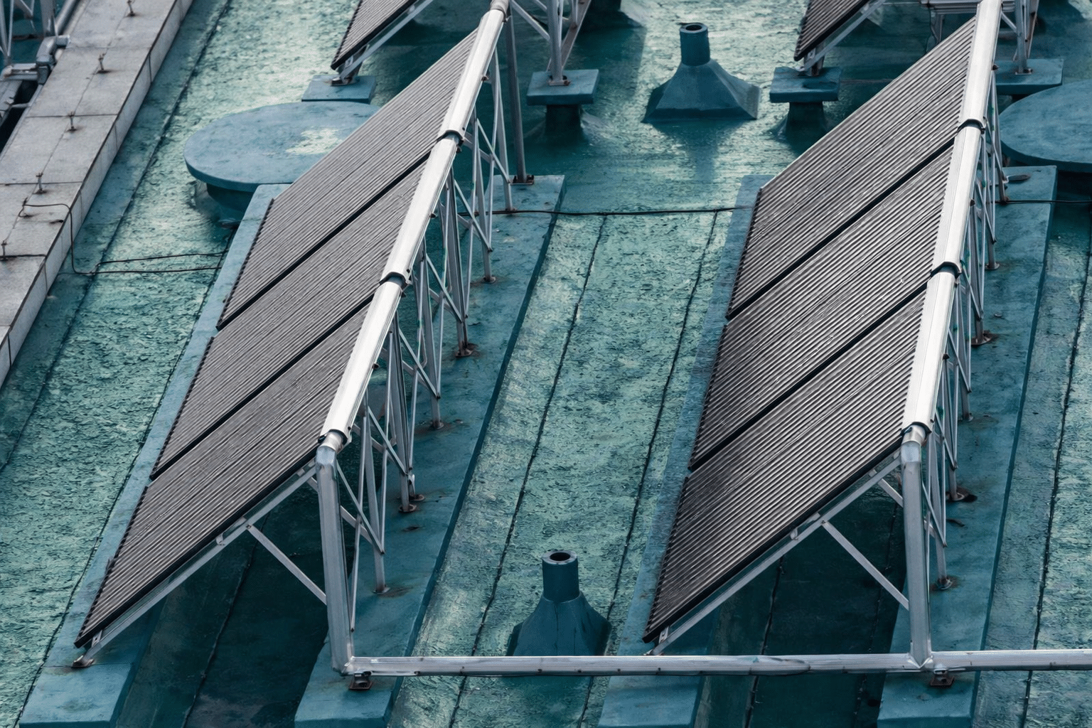 Instalación de sistema solar térmico para agua caliente sanitaria (ACS) en cubierta