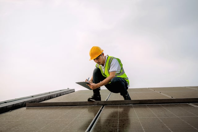 Técnico realizando inspección y mantenimiento fotovoltaico en una instalación de paneles solares